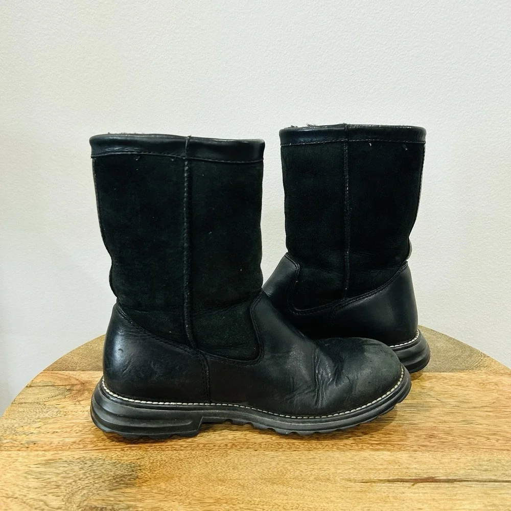 UGG Australia Men's Size 8 Black Leather Suede Shearling Lined Boots Rugged Sole